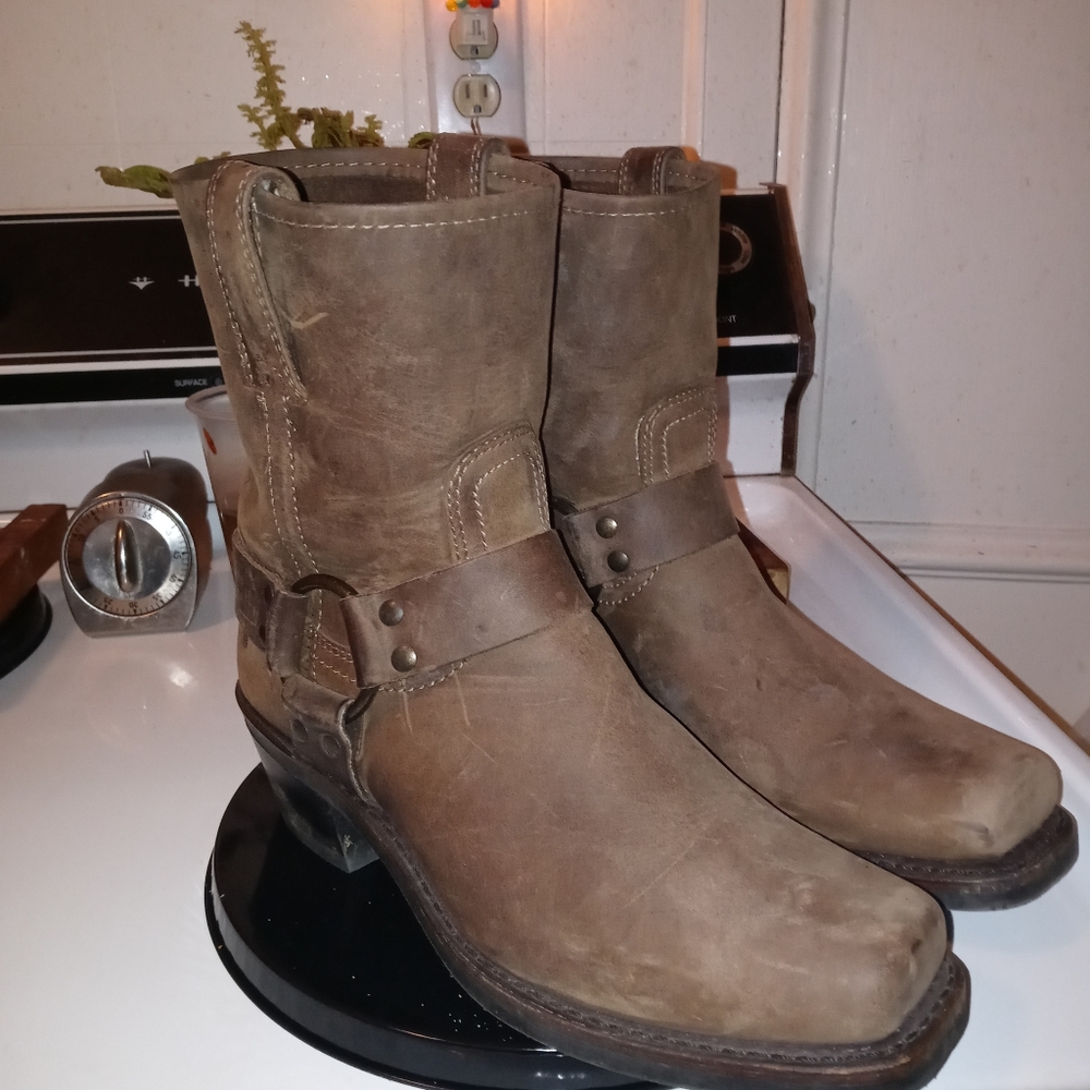 Selling my Frye Harness boots, size 8
